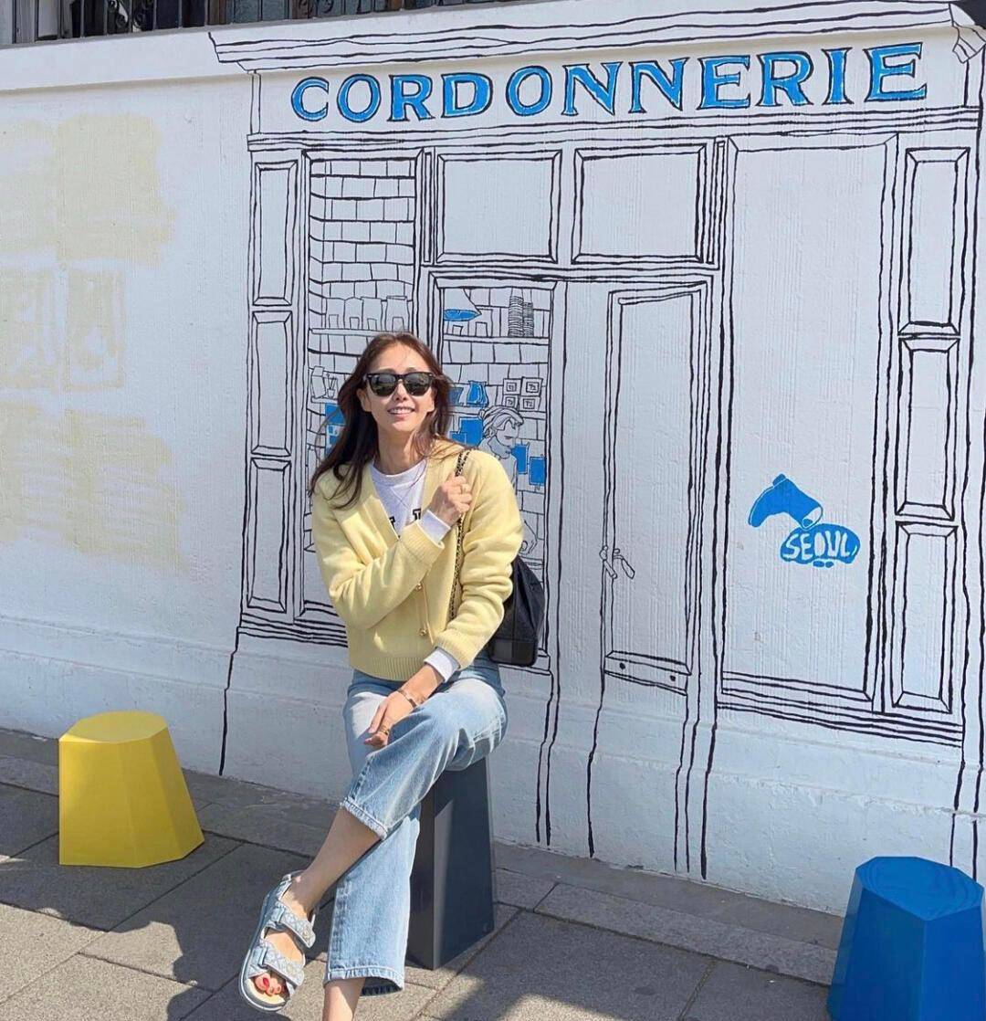 下装|30岁女人多穿针织开衫,今年流行搭配这4条裤子,很优雅又显瘦!