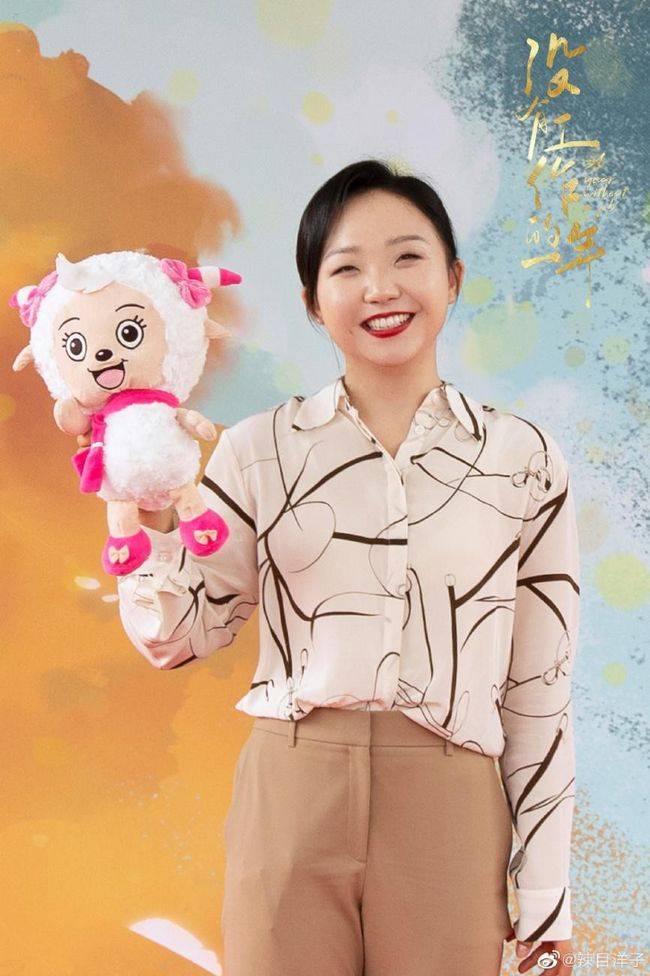 设计|辣目洋子真是自信满满，烟熏小丑妆配双马尾，穿件T恤就好看