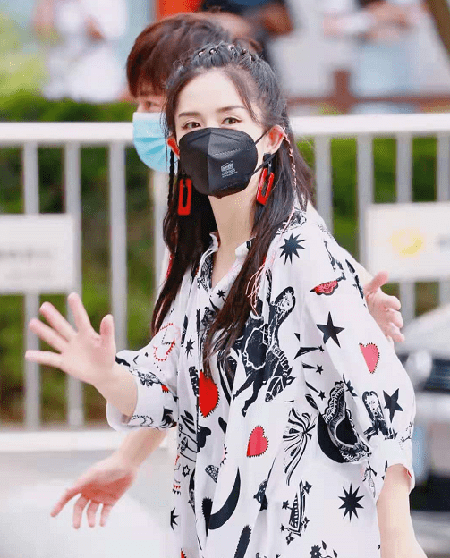 元素|谢娜生完二胎真辛苦！下班赶飞机来不及换装，穿T恤终于不显臃肿