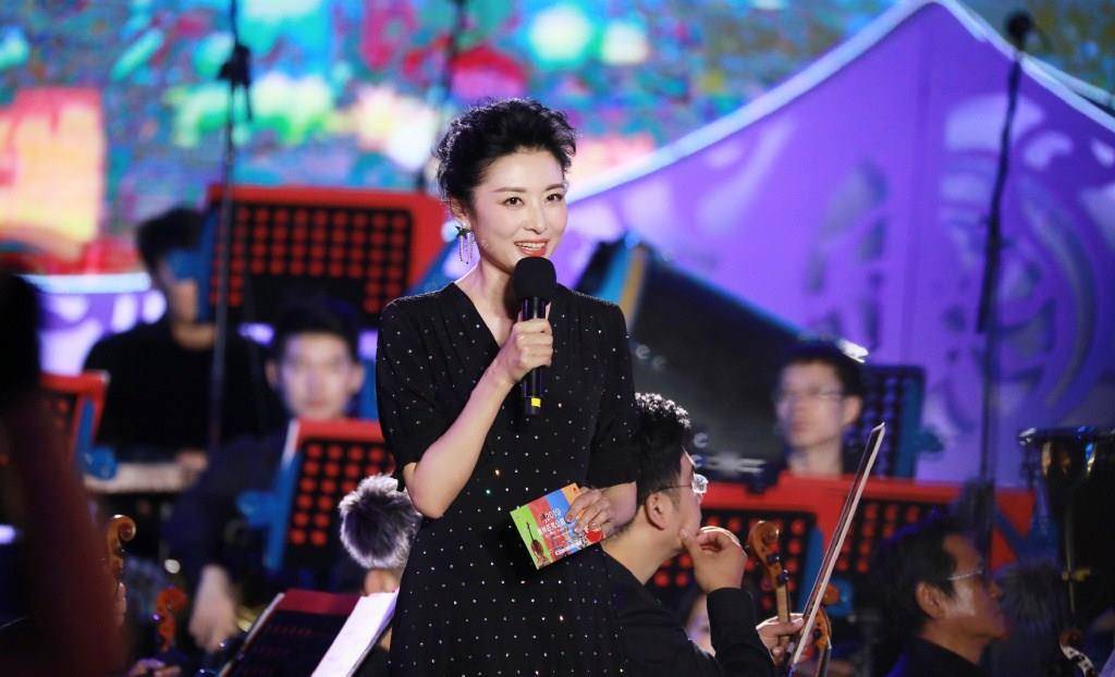 马尾|53岁主持人周涛久违上班,穿落花裙扎森系马尾,打扮时髦似女明星