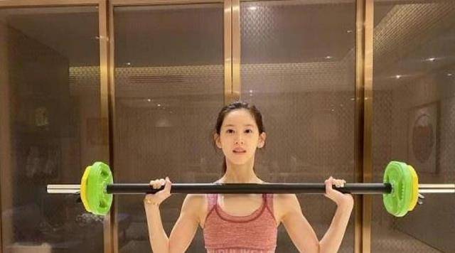 身材|27岁章泽天居家写真照，穿短裤秀细长美腿，清纯可人满满的少女感