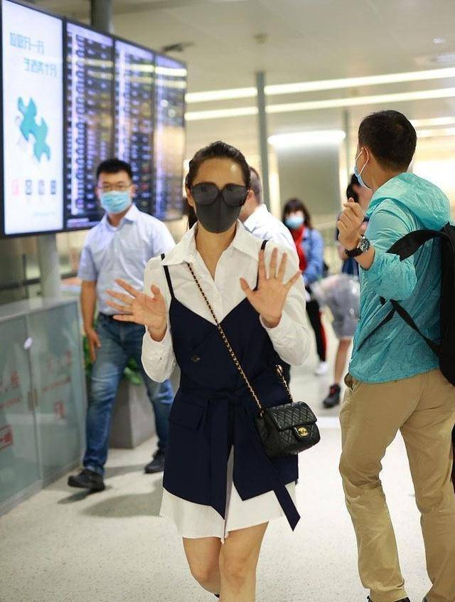 衬衣|伊能静牵手秦昊走机场，穿牛仔短裙有少女感，看不出比老公大10岁