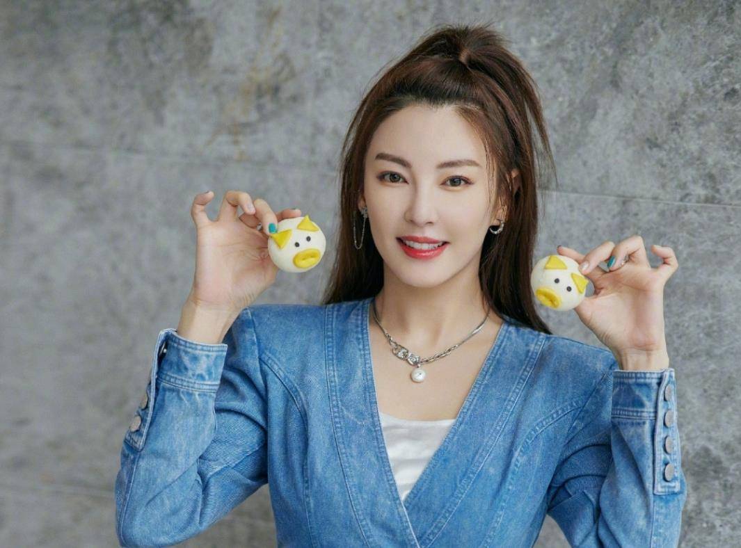 节目组|好甜！张雨绮为袒护李柄熹，当众怒怼节目组并宣布退出，实力护短