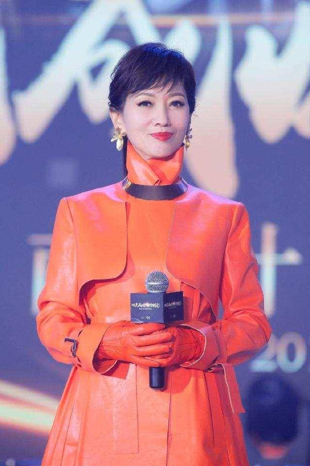 黑色|66岁赵雅芝太时尚，穿橙色大衣还扎马尾辫，厉害了我的老太太