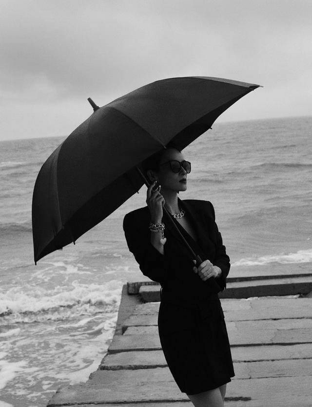 西装|42岁章子怡容光焕发，真空穿西装戴大金链，瘦成长脸气质大变样