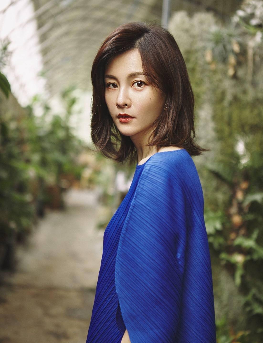 蓝色|刘孜美得惊艳，43岁穿无袖修身针织裙优雅迷人，状态不输小姑娘