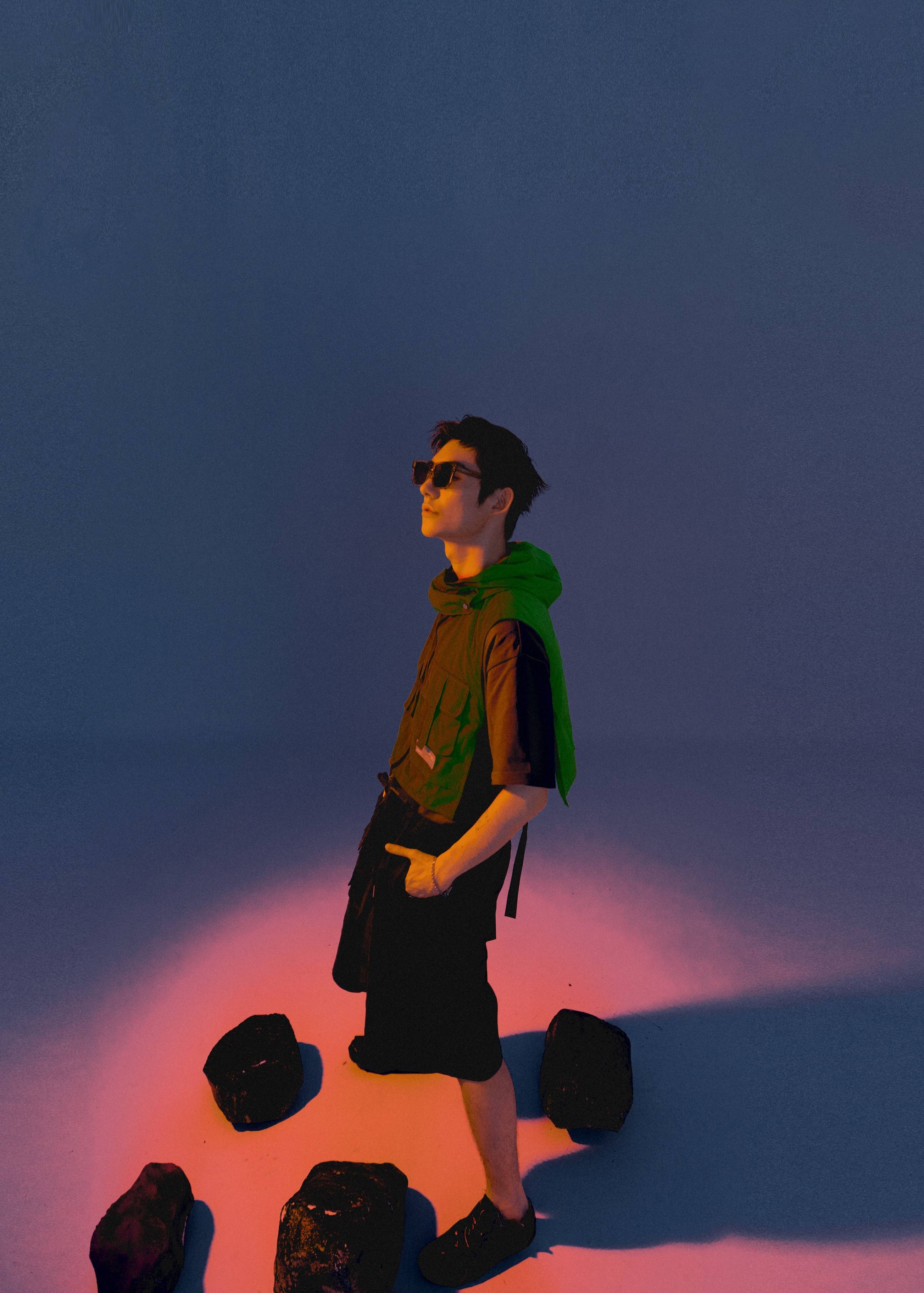 黑色|马浩东杂志风写真释出 街头穿搭伤妆加持