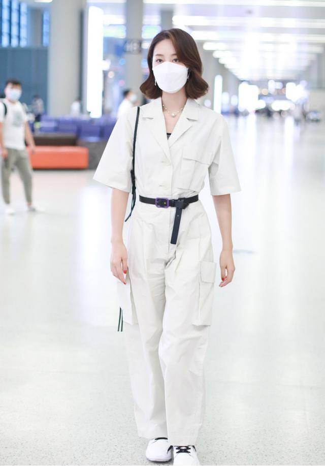 连体|蓝盈莹太飒了，连体工装干练帅气，黑色腰带系出小蛮腰