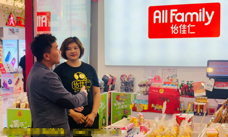 进货|近几年风靡的零食店行业 小莫开起零食店