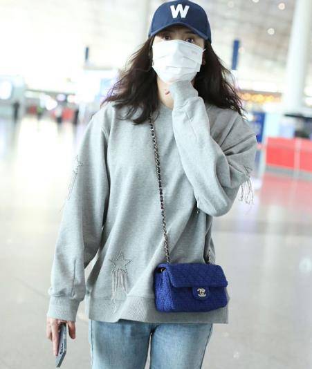 宋佳|40岁的宋佳也太真实了，素颜就敢现身机场，自信的女人最美