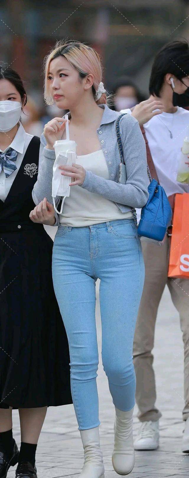 整体|别致潮流的打底裤穿出韩范的味道,显得腿长脚小,高贵冷艳