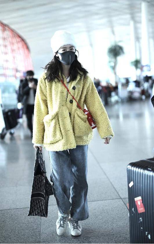 袁冰妍|袁冰妍现身,黄色毛绒大衣可爱满分,带两包出门不知道要装啥