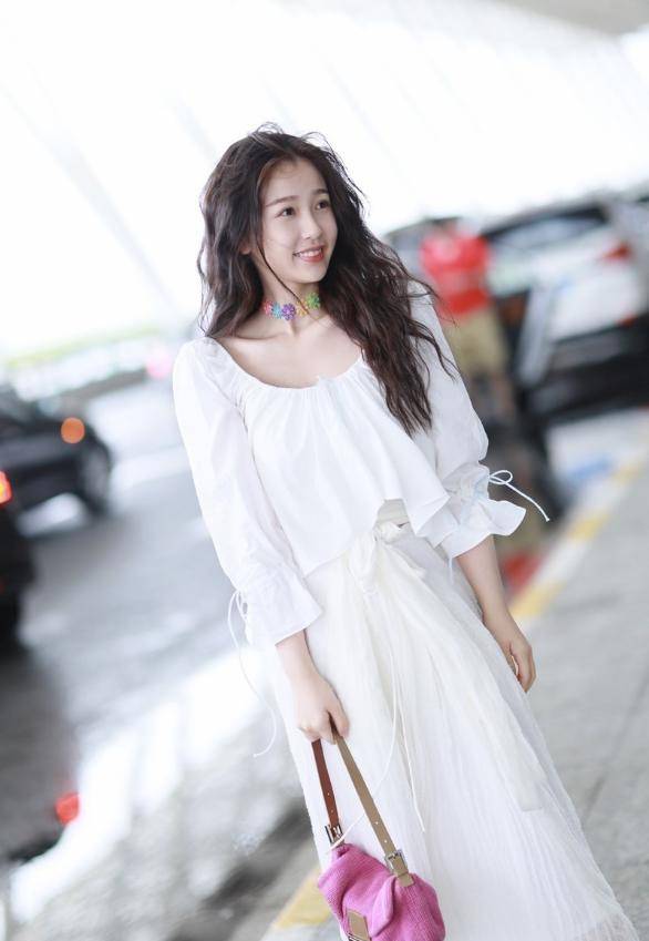 灵气|虞书欣笑容甜美,一身白色穿搭似“仙女”,造型灵气让人喜欢