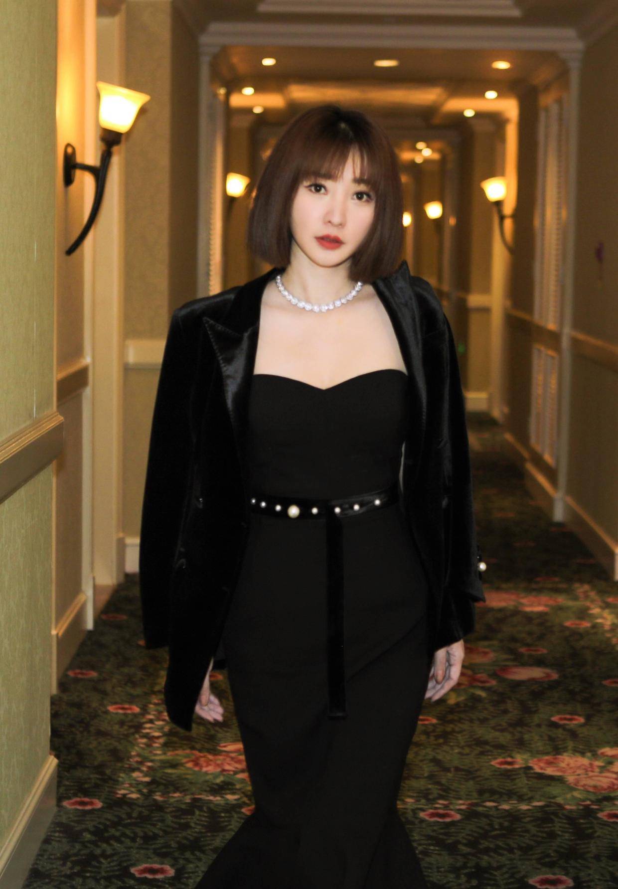 柳岩人美又会穿穿黑色连体裤秀曼妙身材高挑精致又时髦