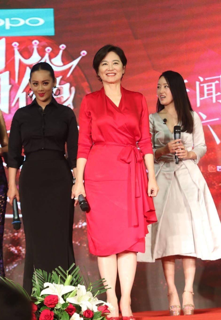 林青霞|林青霞老了更耐看，就算穿皱巴巴的“液体裙”，气质也像高级贵妇