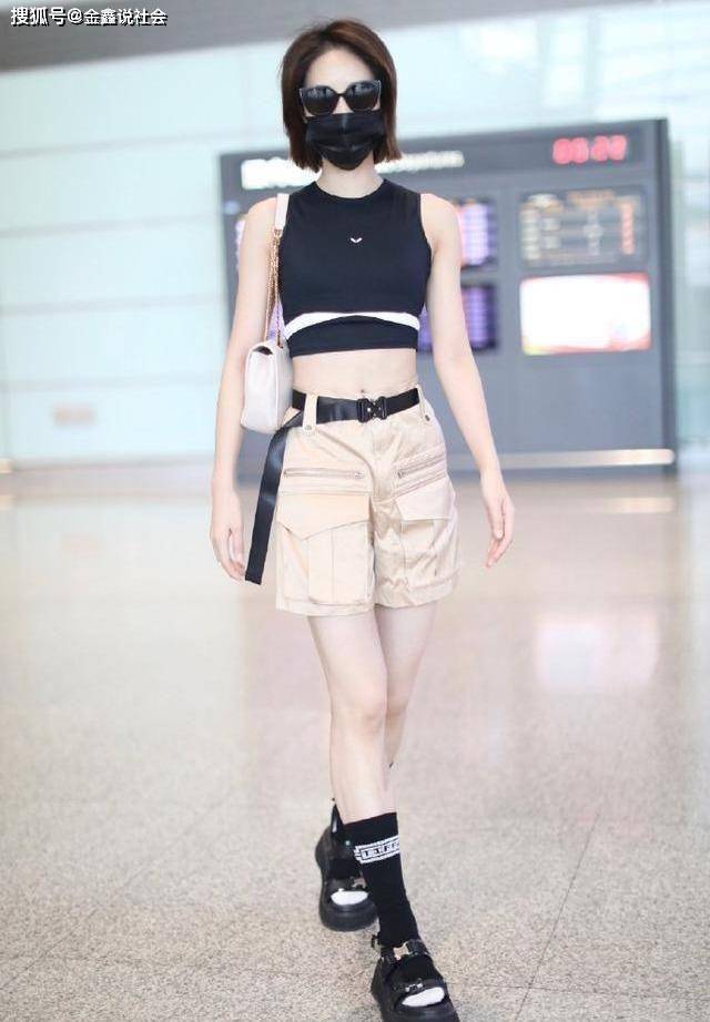 身材|蓝盈莹身材好撩，穿蝴蝶领小吊带晒“袖针腰”，就是裤子不太美观