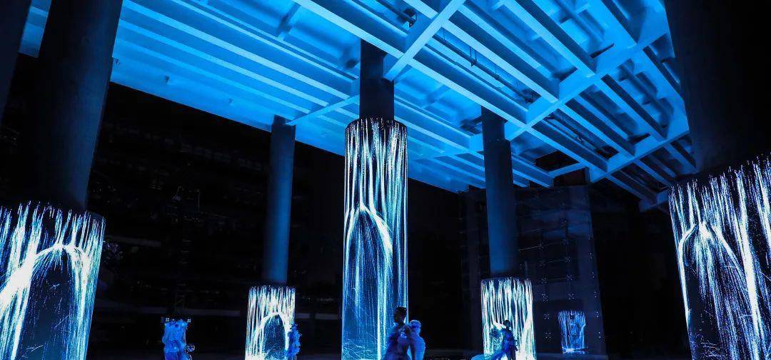 展演|惊艳！广州美术学院惊现赛博朋克沉浸式服装艺术展演-数艺网转