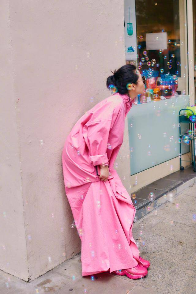 设计|51岁许晴不服老，穿玫红裙扎小马尾超减龄，还像年轻人一样敢穿