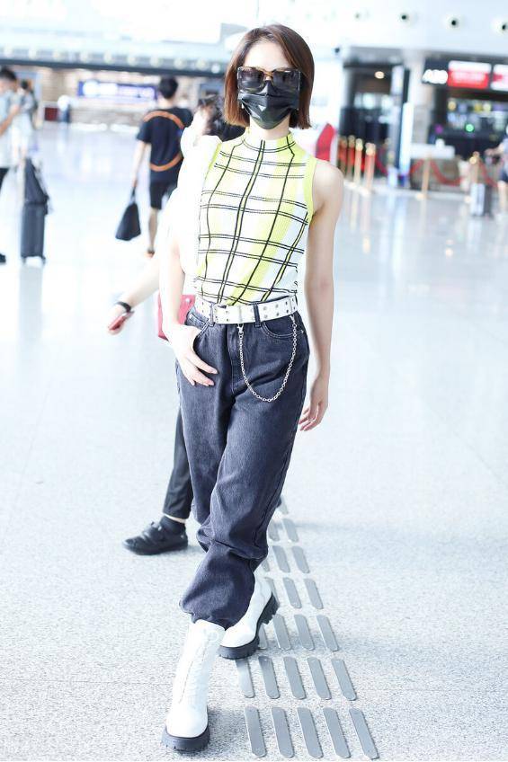 黑色|蓝盈莹太飒了,穿无袖紧身衣尽显火辣身材,可不是谁都能穿无袖衫