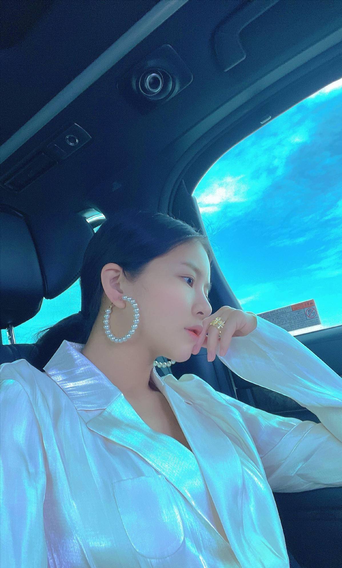 老公|王灿气质真好，穿老公杜淳的大码衬衫，看着优雅知性，魅力十足