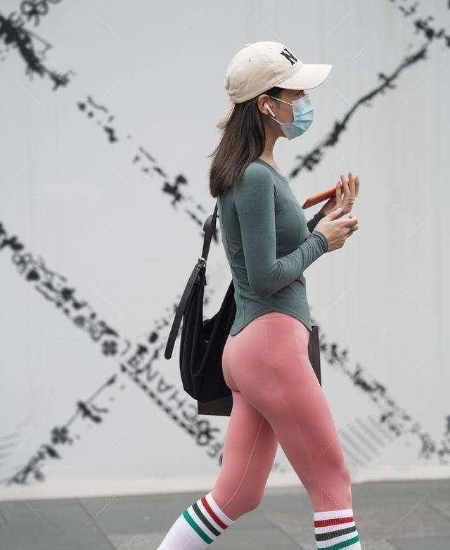 颜色|别具一格的打底裤穿着时尚舒适,充满女人的时尚韵味,高贵冷艳