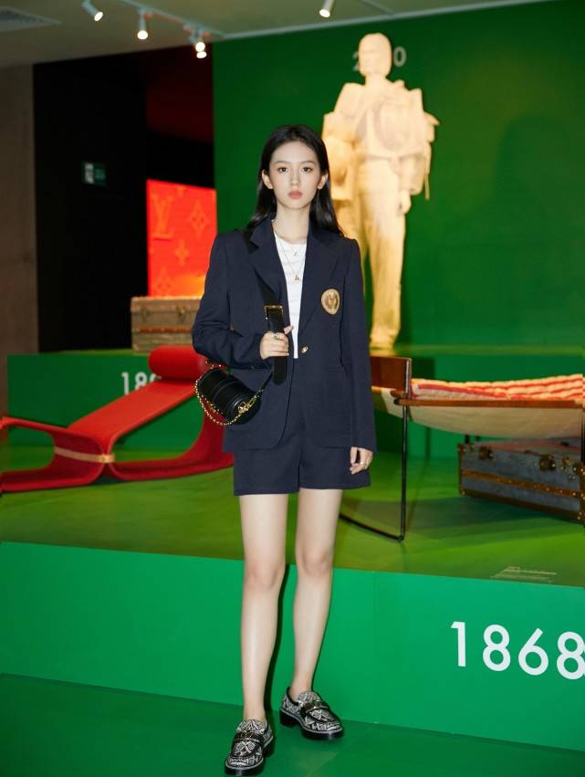 御姐|西装配短裤的混搭风,周也穿出帅气御姐范儿,露出长腿很吸睛