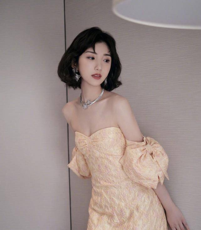 公主|又一次被毛晓彤惊艳！穿仙女裙演绎“在逃公主”，美得不可收拾