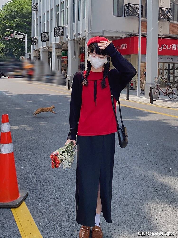 设计|今年秋天火了“开叉设计”，更显腿长显腰细，时尚博主都爱穿