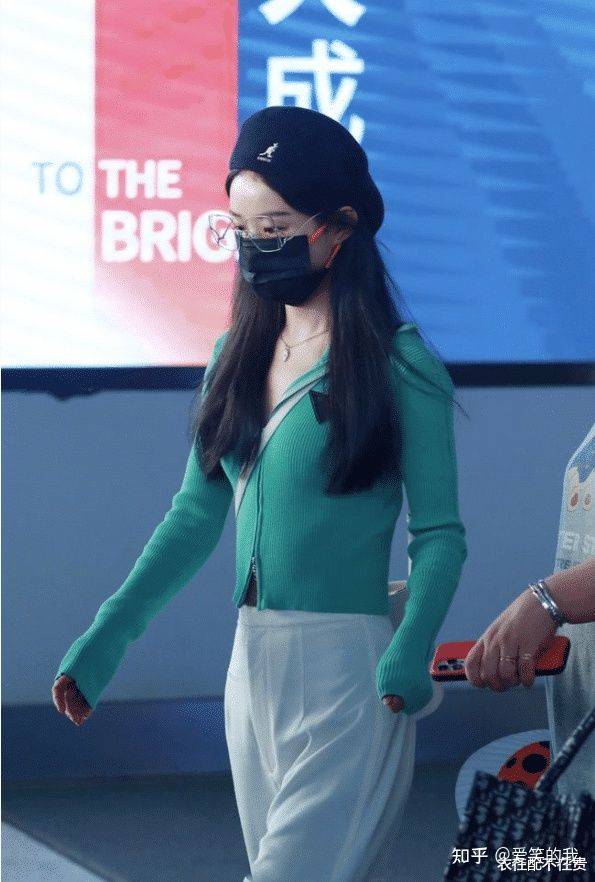 黑色贝雷帽|赵丽颖的扁身材真占便宜,穿紧身上衣显腰细,但帽子却暴露发际线