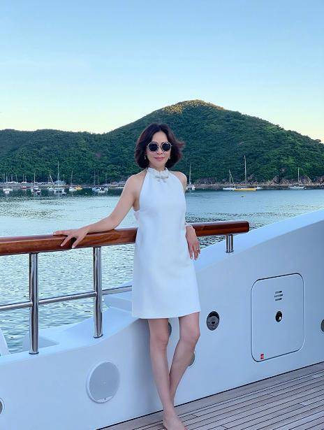 新潮|55岁刘嘉玲越老越敢尝试，穿“围巾款外套”够新潮，真有阔太范