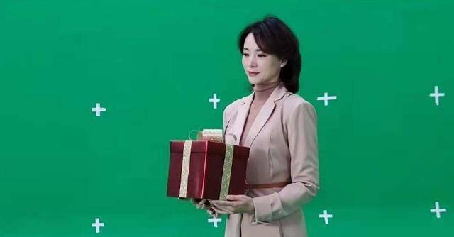 董卿更|央视两大顶流久违同台!53岁白岩松穿T恤不再高冷,董卿更接地气