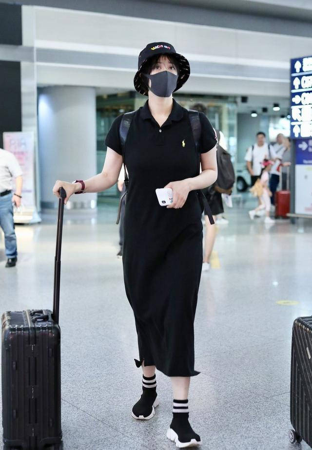 Polo|蒋欣穿黑色Polo裙太显瘦，终于不再显壮，选对款式你也能“暴瘦”