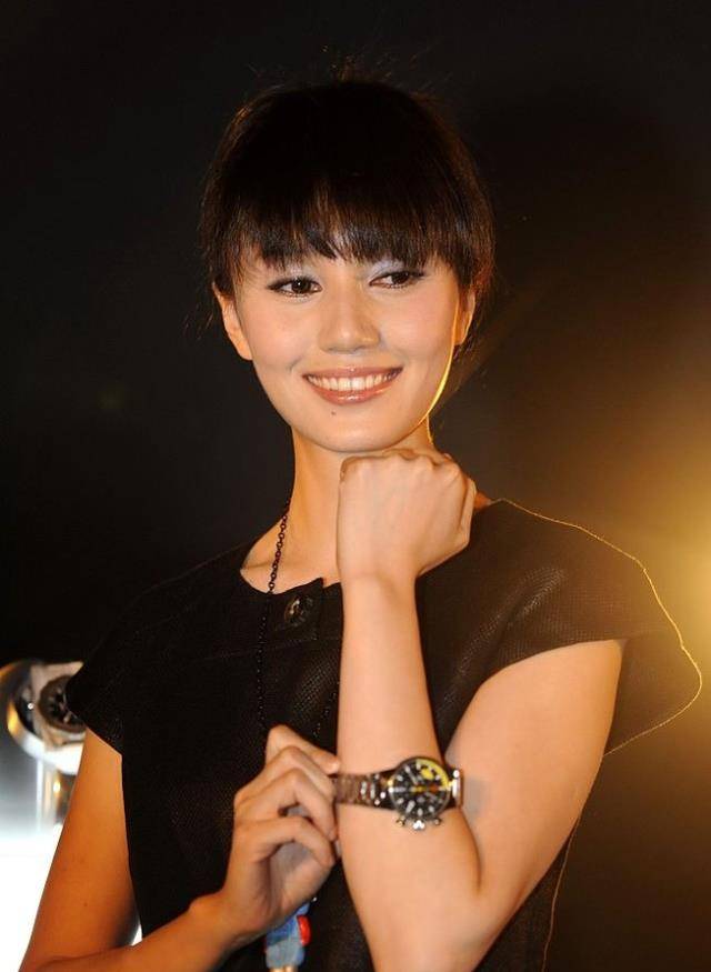 时间|袁泉原来也这么敢穿,不仅服装搭配很大胆,腿上红丝袜更惹眼