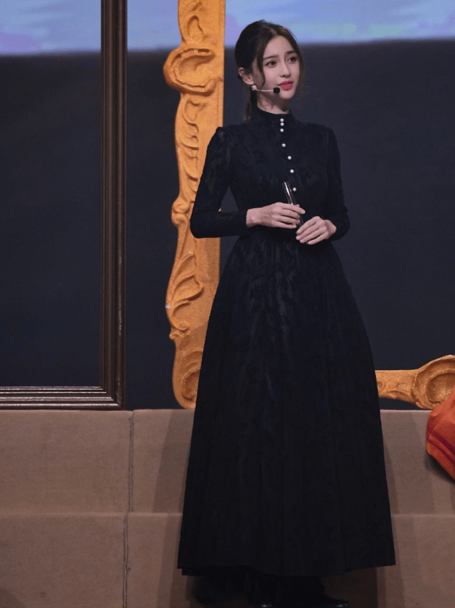 黑色|baby越来越敢穿？31岁扮少女算什么，“内衣外穿”才够味