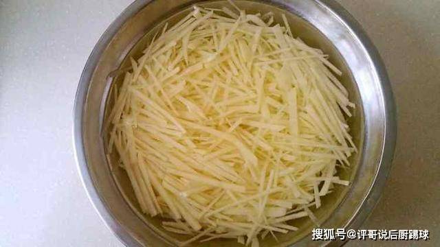 葱花|土豆饼最简单的做法，10分钟做好，金黄酥脆，解决了全家人的早餐