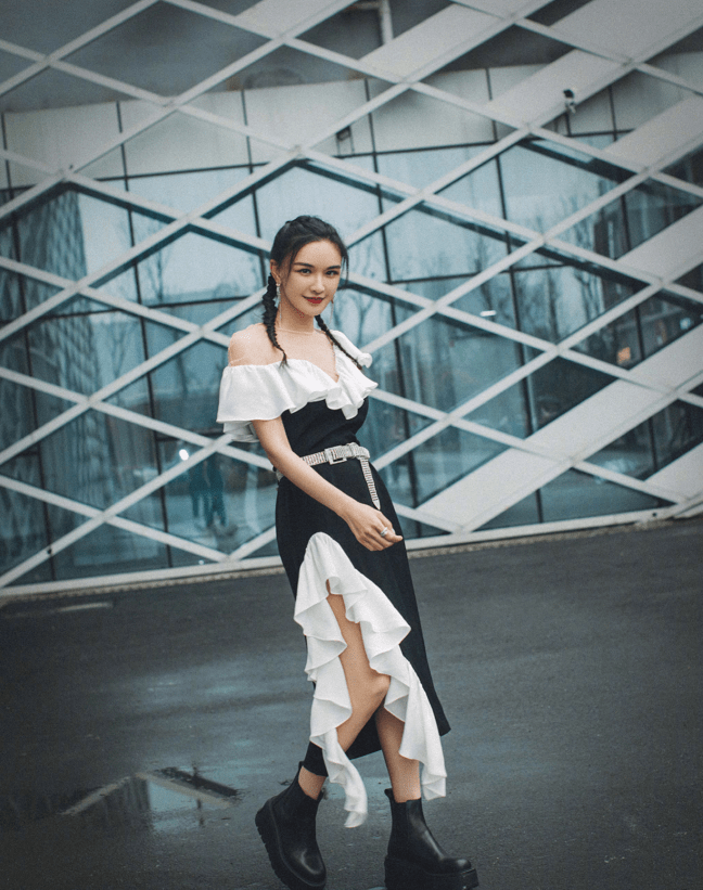 个性|莫小棋真是衣服架子，穿单肩“女仆裙”好俏皮，双麻花辫也不违和