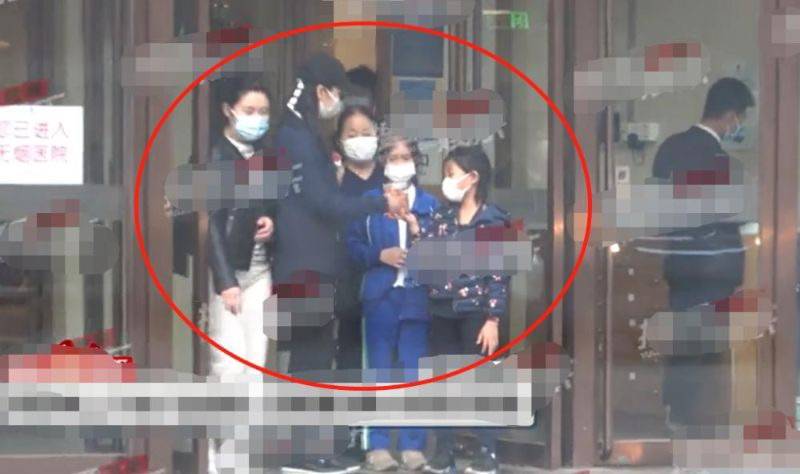 黑色|陈好现身酒店被拍，素颜发黄穿长裙肚子凸起，生活中就是普通人！