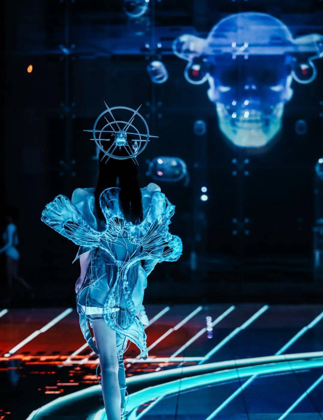 展演|惊艳！广州美术学院惊现赛博朋克沉浸式服装艺术展演-数艺网转