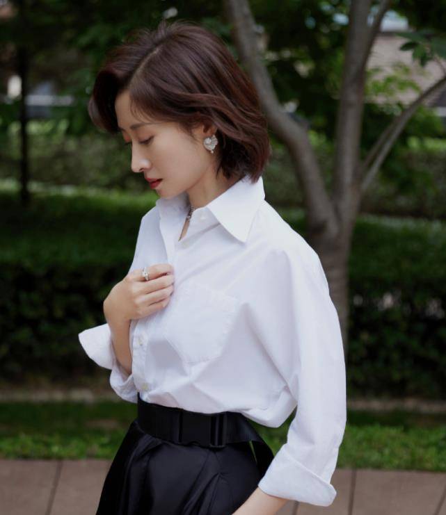 御姐|刘敏涛黑白大片释出，配镶钻颈链明艳抢眼，尽显成熟御姐范