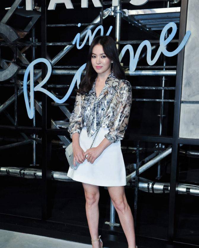 颜色|又被宋慧乔的生图惊艳到，穿花衬衫配半身裙，腿不够长却很耐看