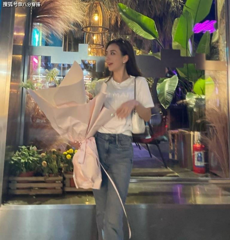 looks|方媛真有“名媛范”，白T恤配修身牛仔裤清新减龄，气质高贵