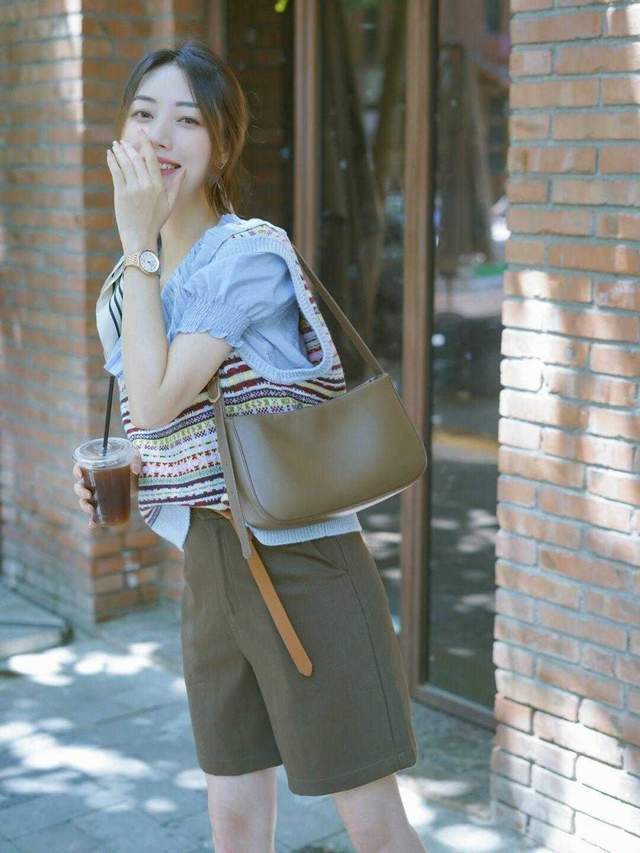 马甲|立秋之后，小个子该怎么穿？试试“衬衫+半身裙”，显高又好看