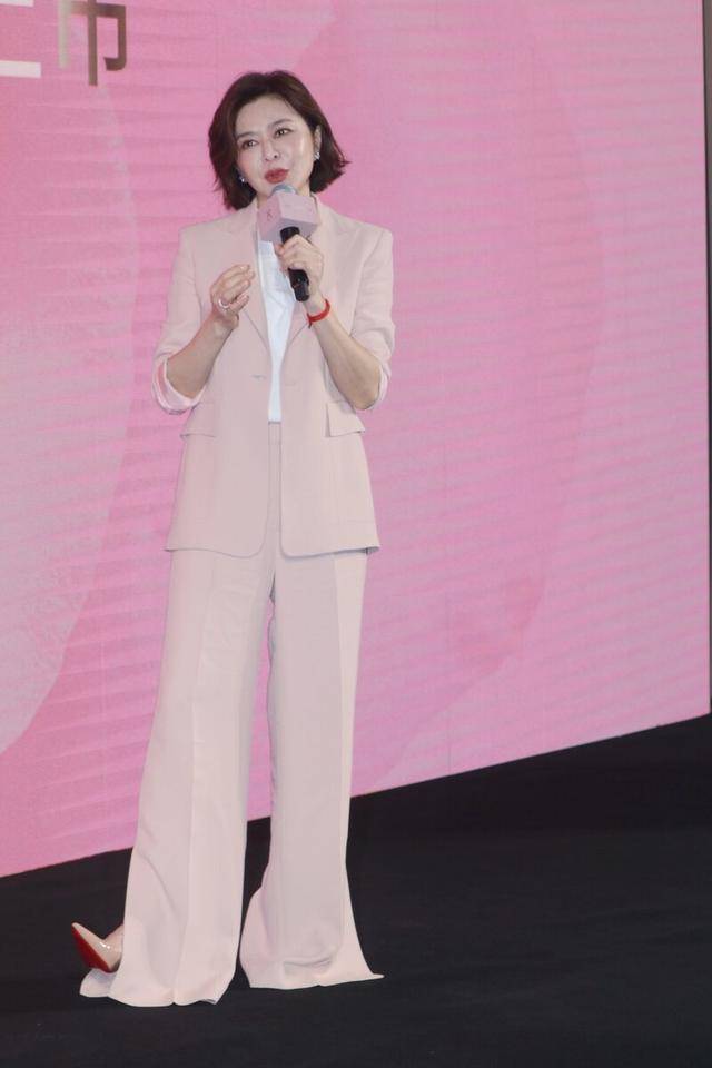 整体|58岁关之琳穿西装很个性，裤子开叉拖地太抢眼，这不愧是一代女神