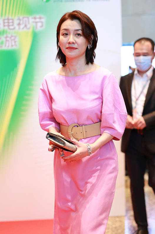 效果|刘琳气质真不错，奶奶辈年龄穿粉裙却没扮嫩痕迹，看着还有高级感