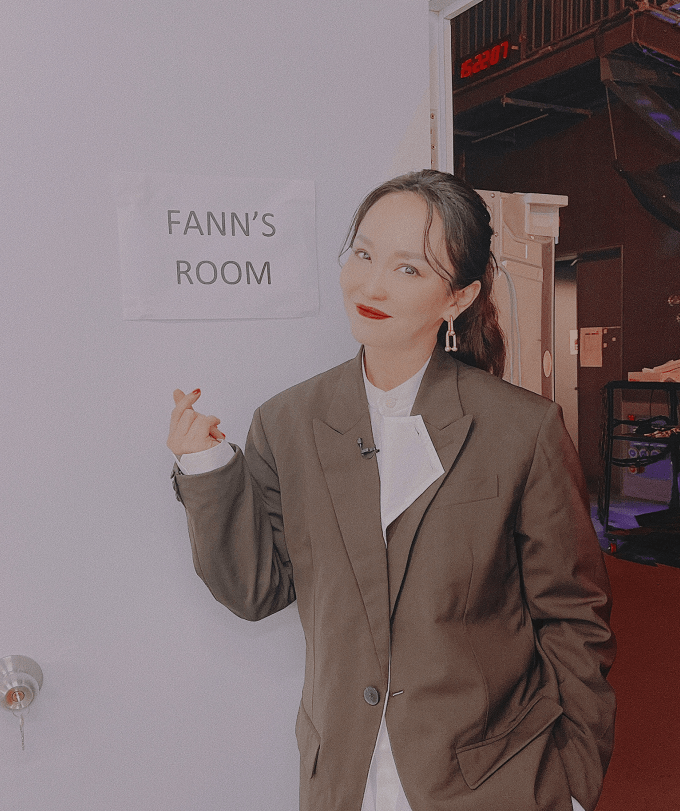 高中生|真被范文芳的少女感惊艳到，50岁的年纪扮成高中生，漫画腿好撩人