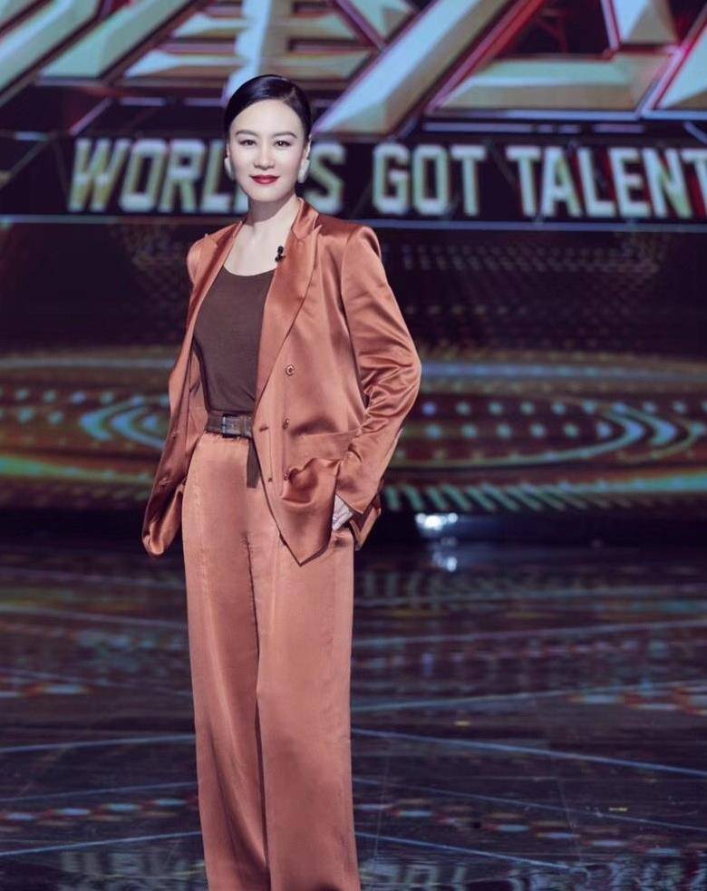 显得|又被邬君梅的气质感惊艳了，缎面西装配低丸子头，简约又大气