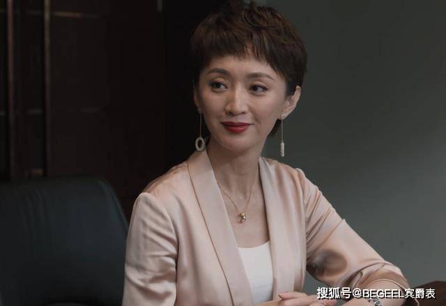 设计|杨超越不愧是打工人之光!职场穿搭好实用,温柔知性气质好