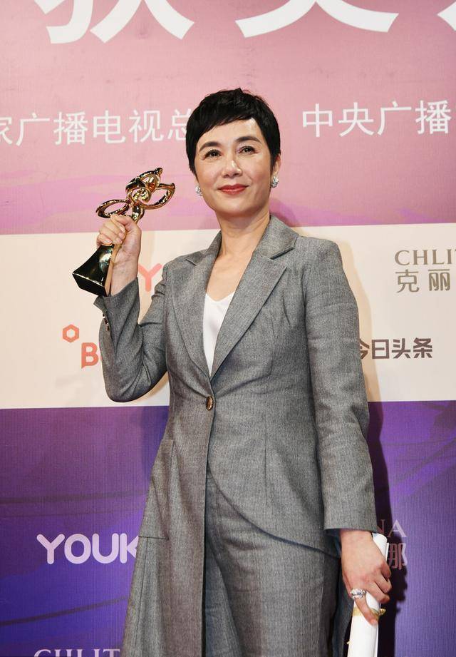 贵妇|蒋雯丽穿衣真太潮,西装外套“一半长一半短”,贵妇感太强