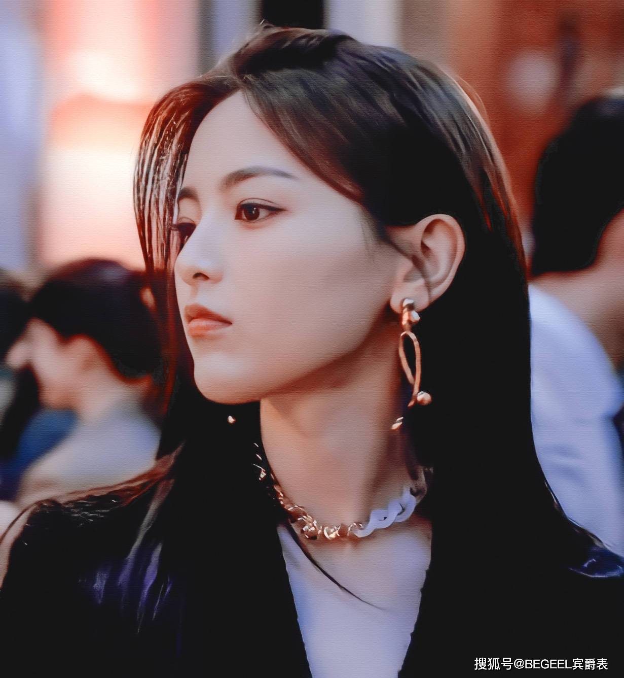 设计|杨超越不愧是打工人之光！职场穿搭好实用，温柔知性气质好