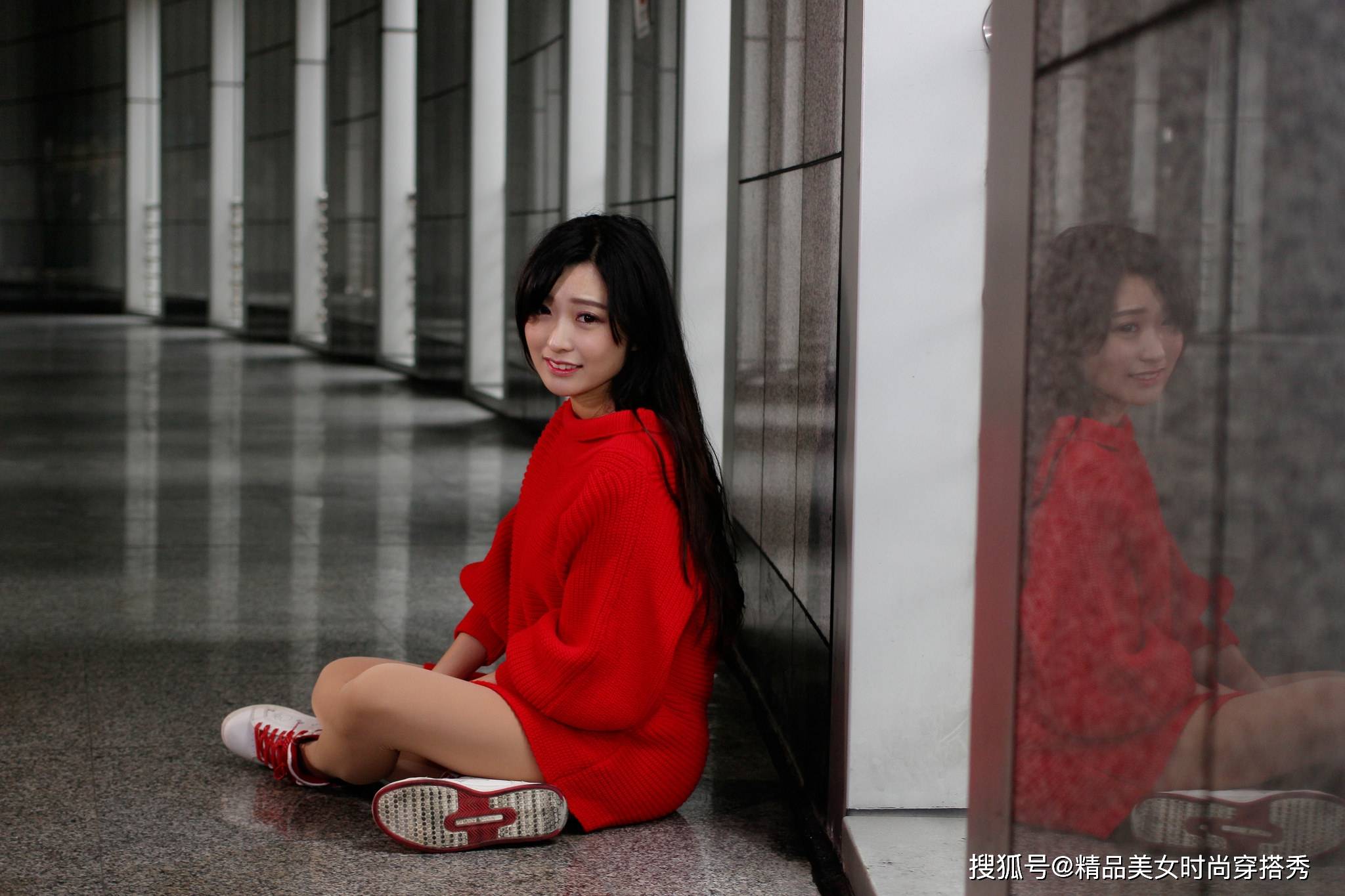 米色|针织裙的修身效果，米色清纯减龄，红色吸睛时尚，尽显完美身材！